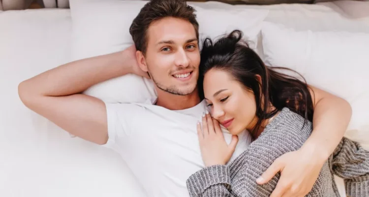 Manfaat Kedekatan Fisik dengan Pasangan Sebelum Tidur untuk Kesehatan Mental