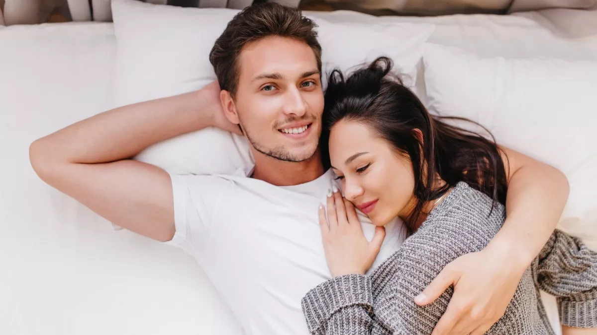 Manfaat Kedekatan Fisik dengan Pasangan Sebelum Tidur untuk Kesehatan Mental Manfaat Kedekatan Fisik dengan Pasangan Sebelum Tidur untuk Kesehatan Mental