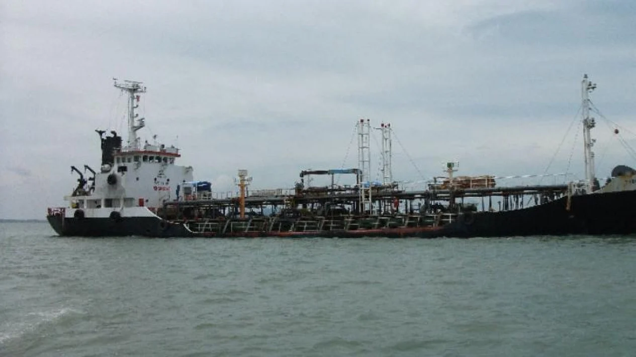 Tanker Selundupkan Minyak Mentah
